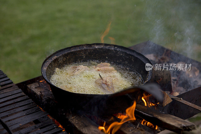 在土耳其sapanca izmit的露天柴火上煎煮猫鱼用的橄榄油